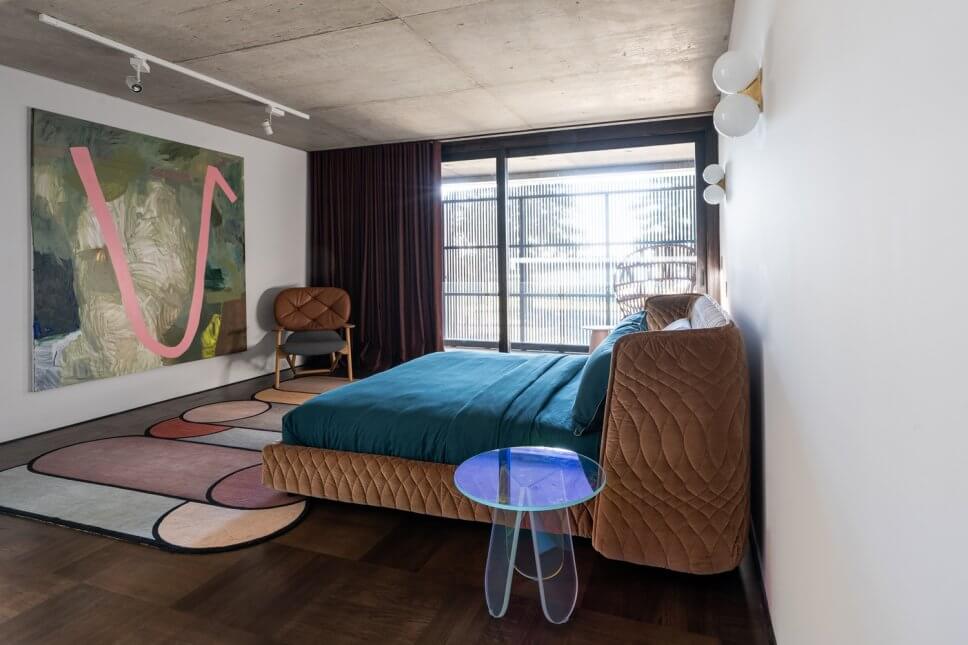 Modern eingerichtetes Schlafzimmer