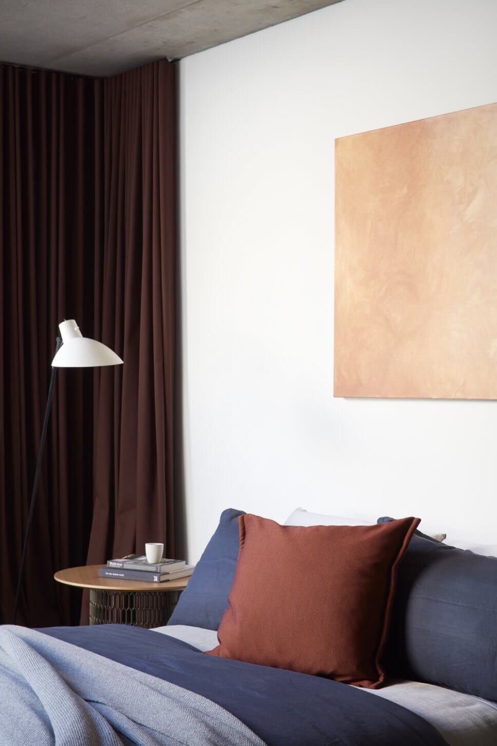 Modern eingerichtetes Schlafzimmer