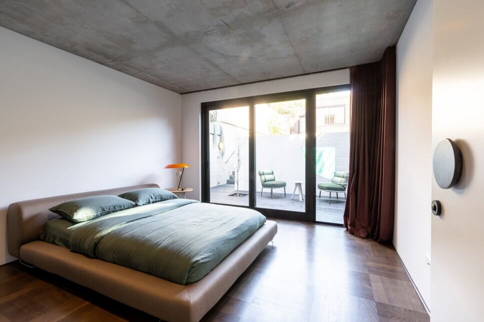 Modern eingerichtetes Schlafzimmer