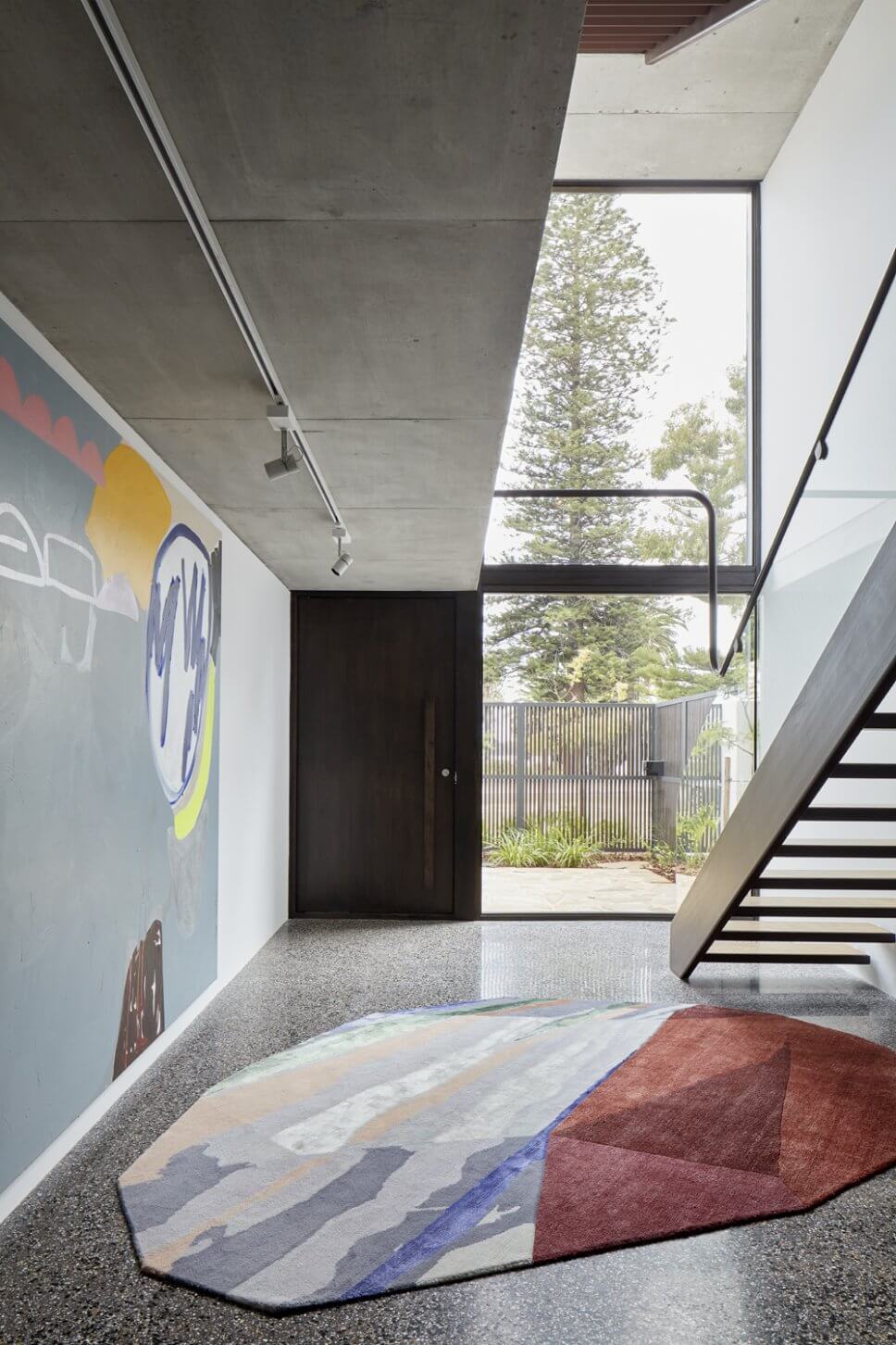 Modern eingerichtetes Treppenhaus