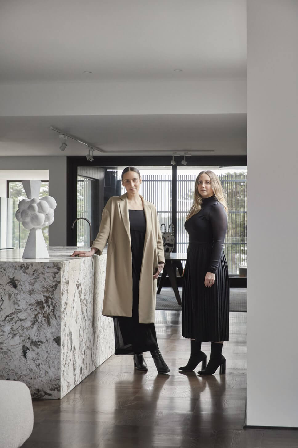 Modern eingerichtete offene Küche