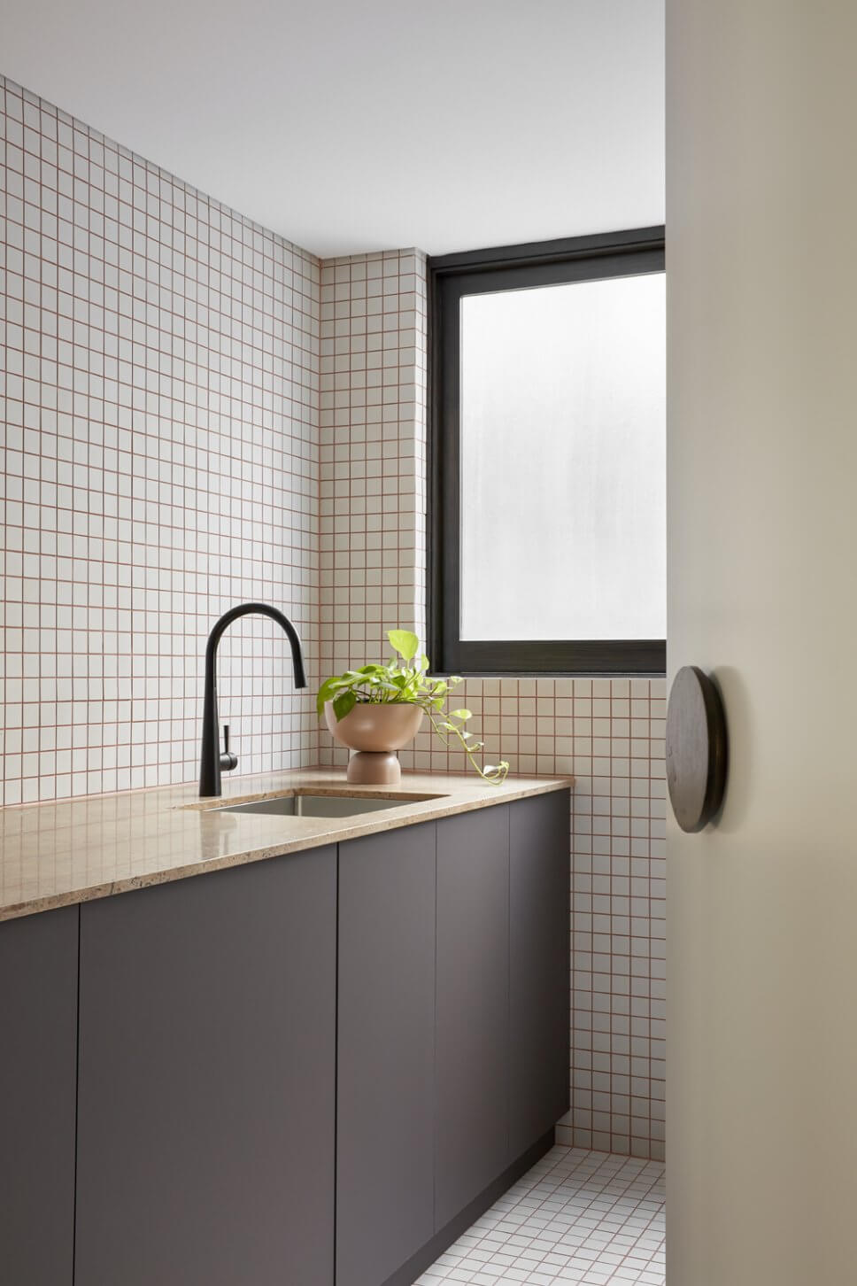 Modern eingerichtete Küche