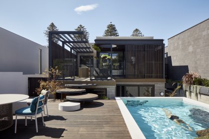 Einfamilienhaus in moderner Architektur mit Terrasse und Pool