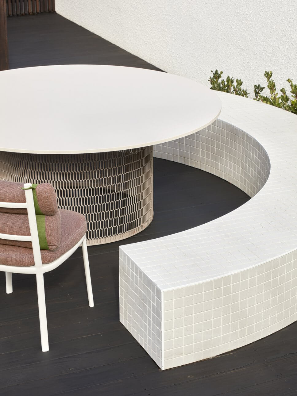 Moderne Gartenmöbel auf Terrasse