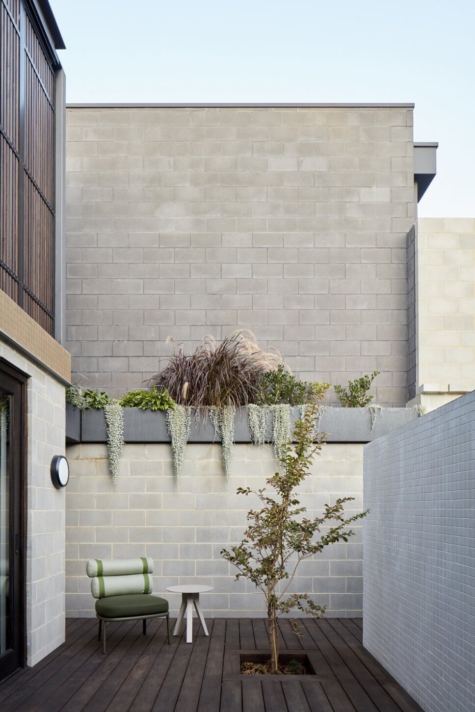 Moderne Gartenmöbel auf Terrasse