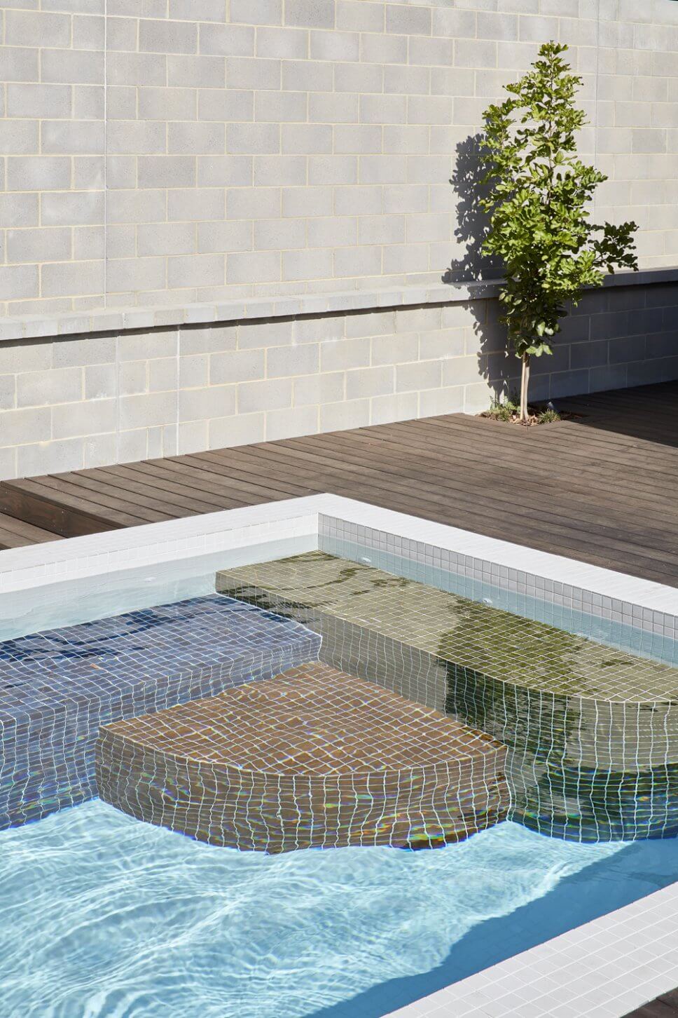 Moderne Terrasse mit Pool