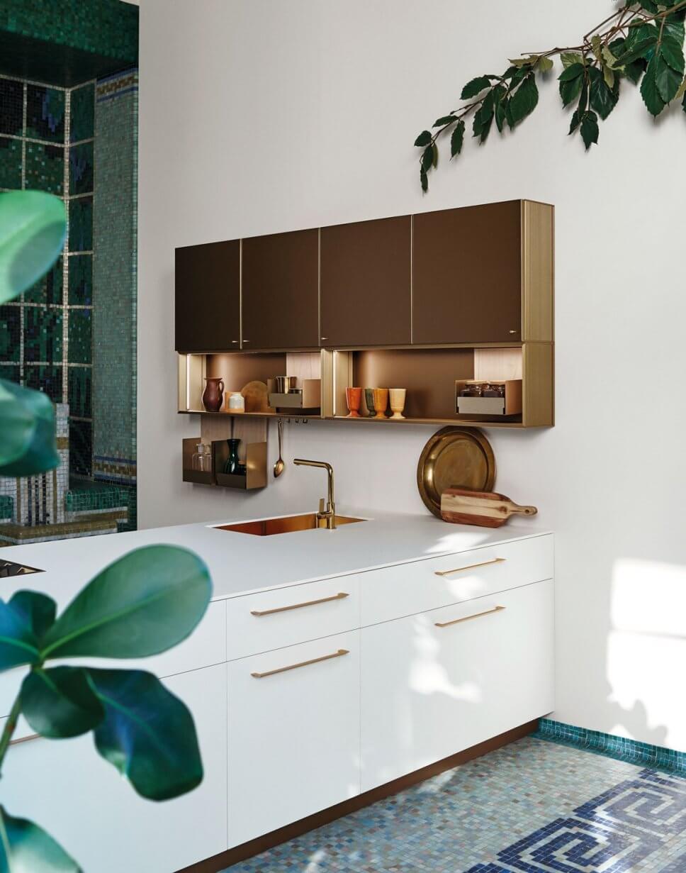 Moderne offene Küche mit viel Stauraum