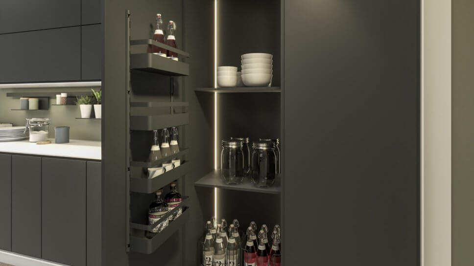 Moderne offene Küche mit viel Stauraum