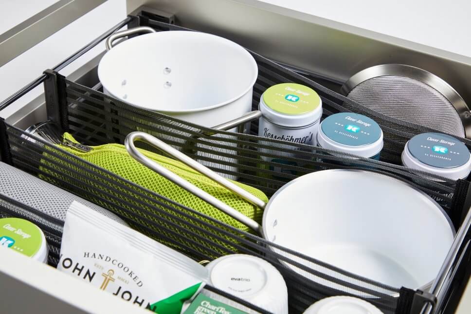 Moderne offene Küche mit viel Stauraum