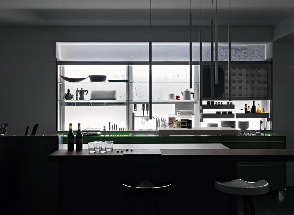 Moderne offene Küche mit viel Stauraum