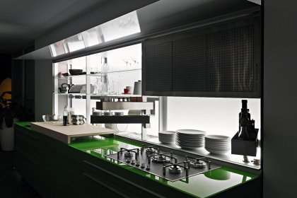 Moderne offene Küche mit viel Stauraum