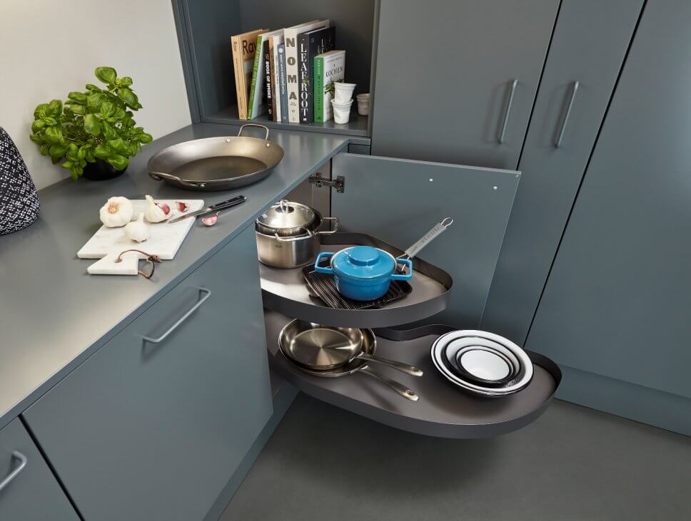 Moderne offene Küche mit Karussellschrank