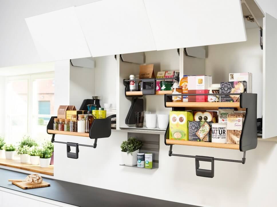 Moderne offene Küche mit viel Stauraum