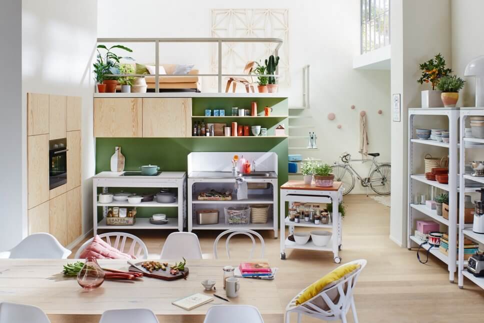 Moderne offene Küche mit viel Stauraum