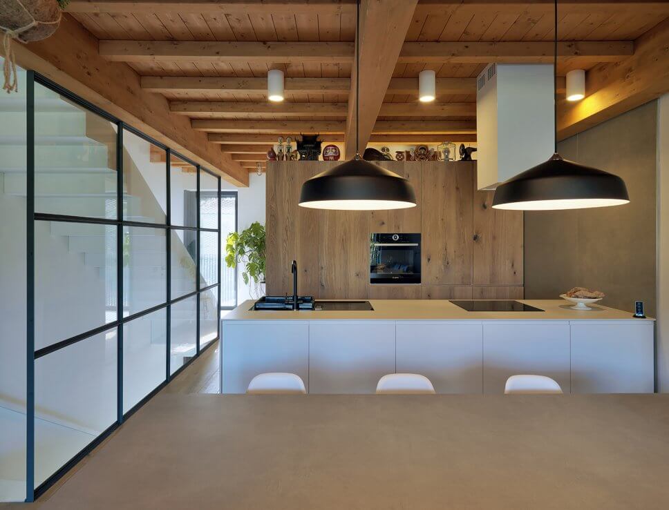 Modern eingerichteter Wohnraum mit Kücheninsel