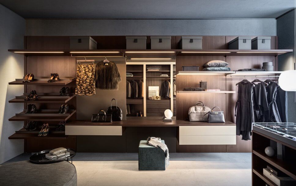 Modern eingerichteter begehbarer Kleiderschrank