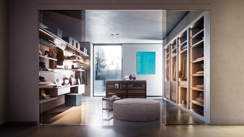 Modern eingerichteter begehbarer Kleiderschrank