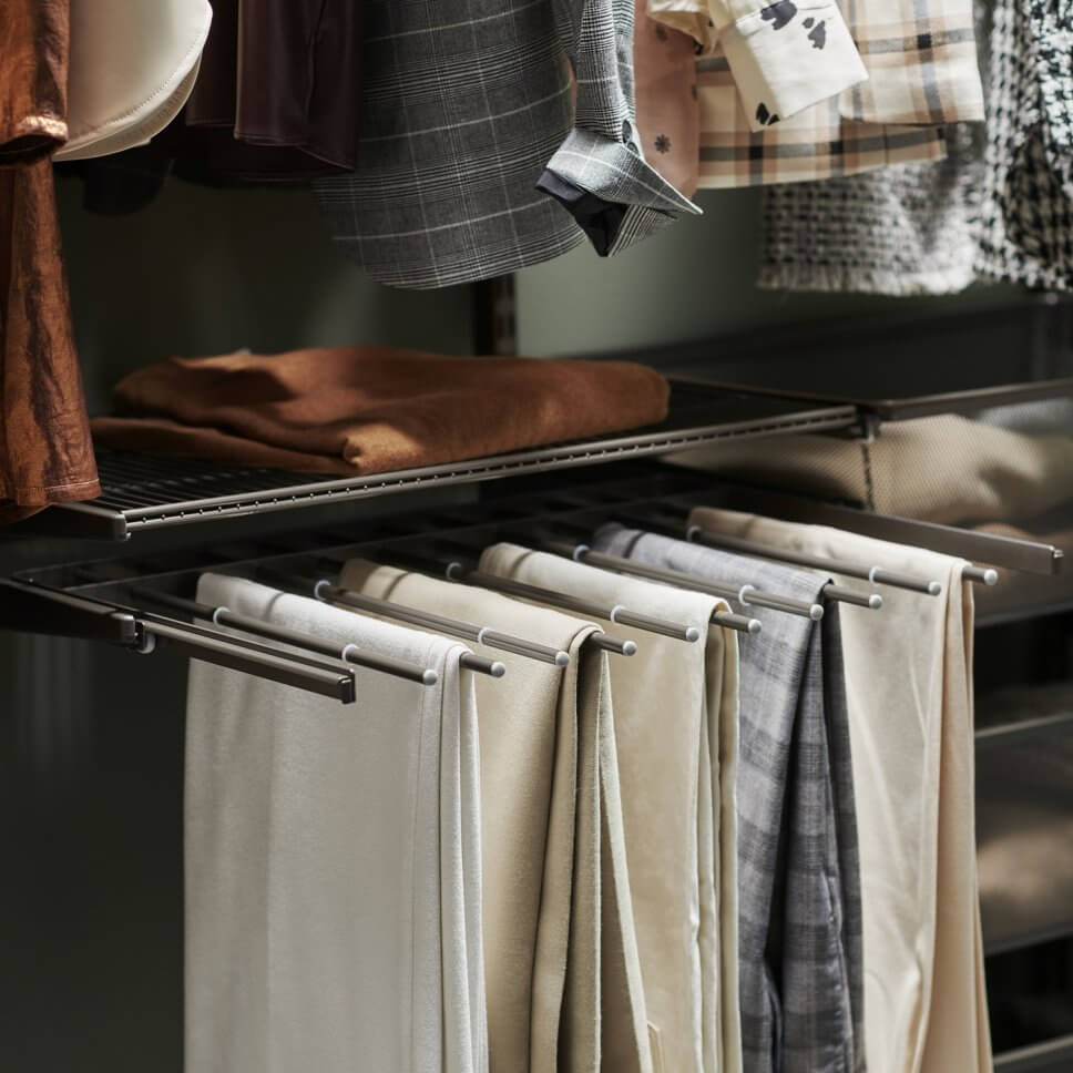 Modern eingerichteter begehbarer Kleiderschrank