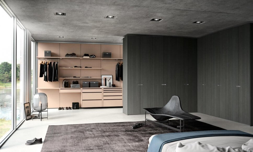 Modern eingerichteter begehbarer Kleiderschrank