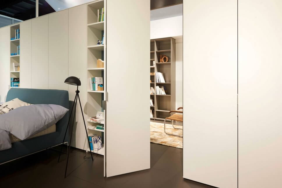 Modern eingerichteter begehbarer Kleiderschrank