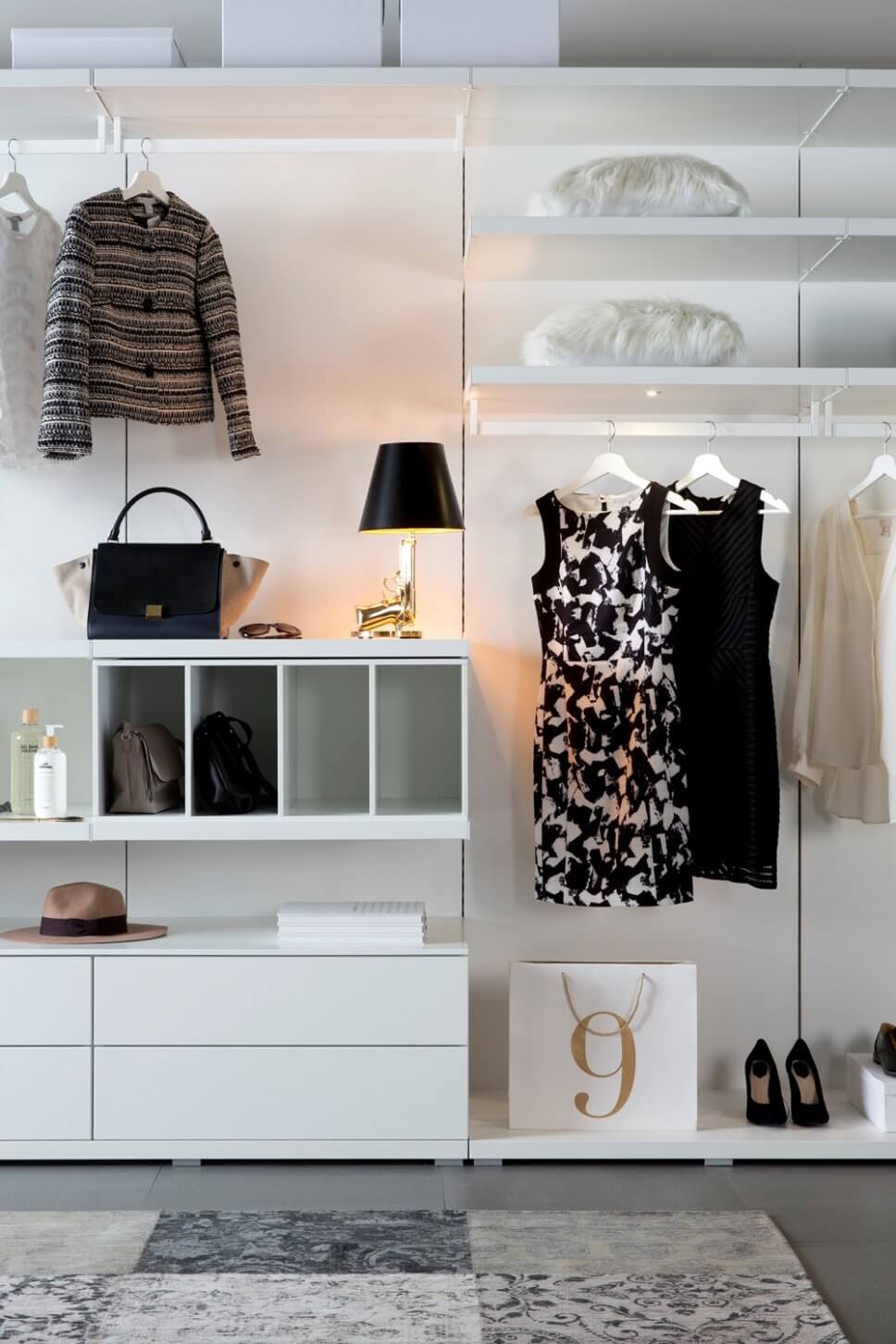 Modern eingerichteter begehbarer Kleiderschrank