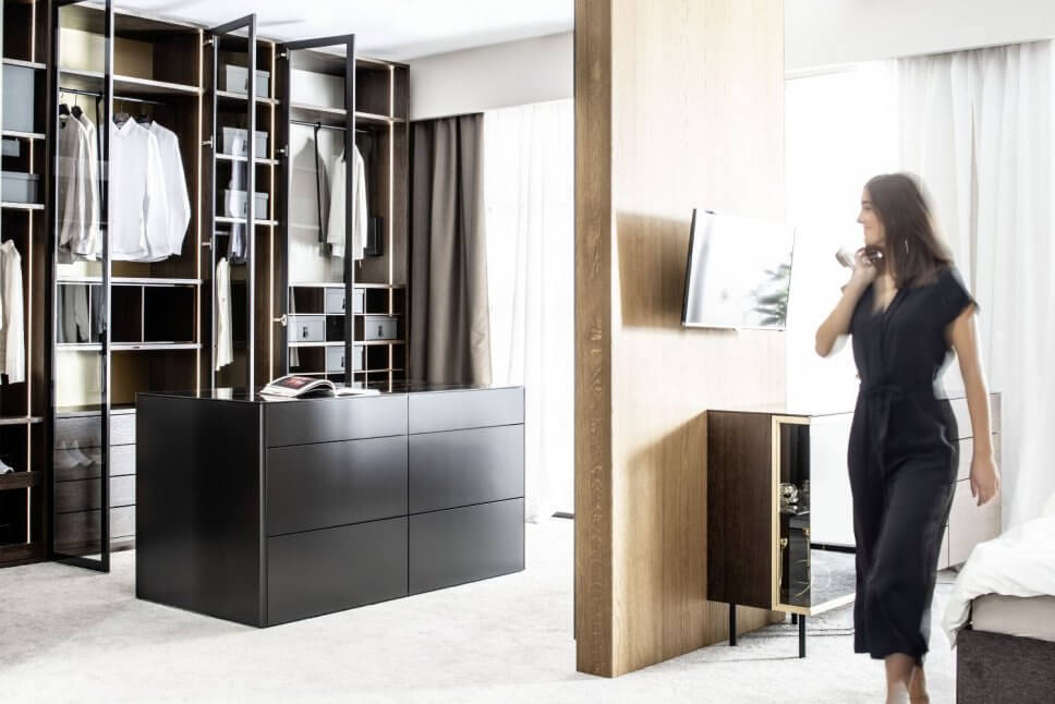 Modern eingerichteter begehbarer Kleiderschrank