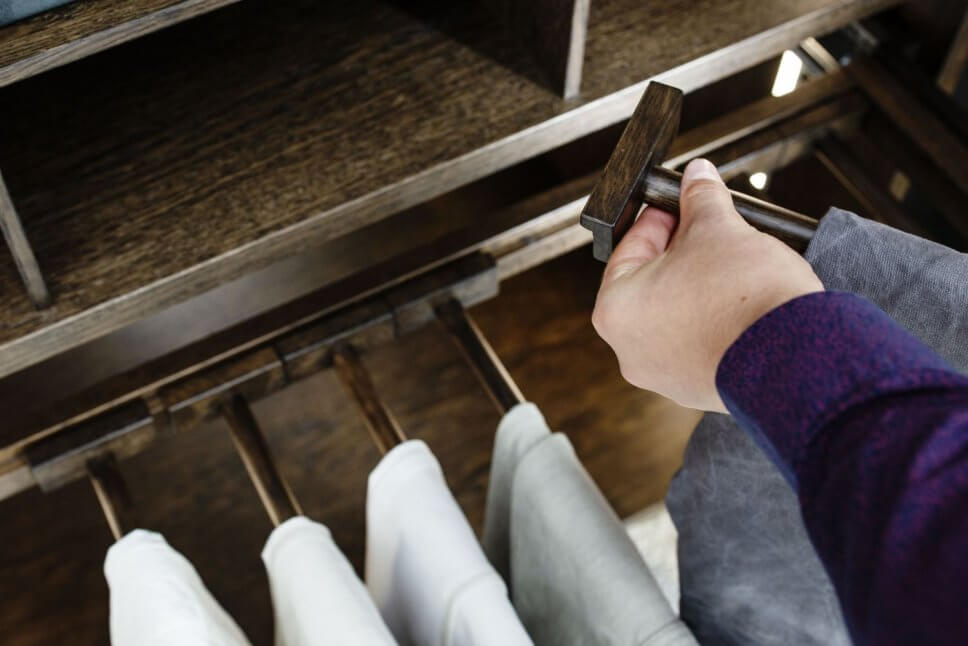 Modern eingerichteter begehbarer Kleiderschrank