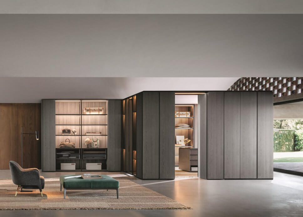 Modern eingerichteter begehbarer Kleiderschrank