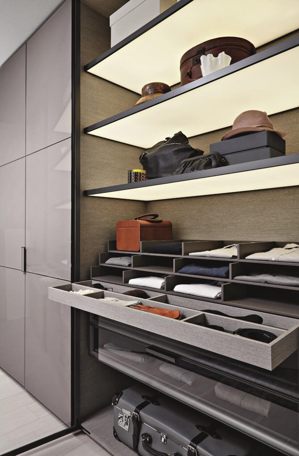 Modern eingerichteter begehbarer Kleiderschrank