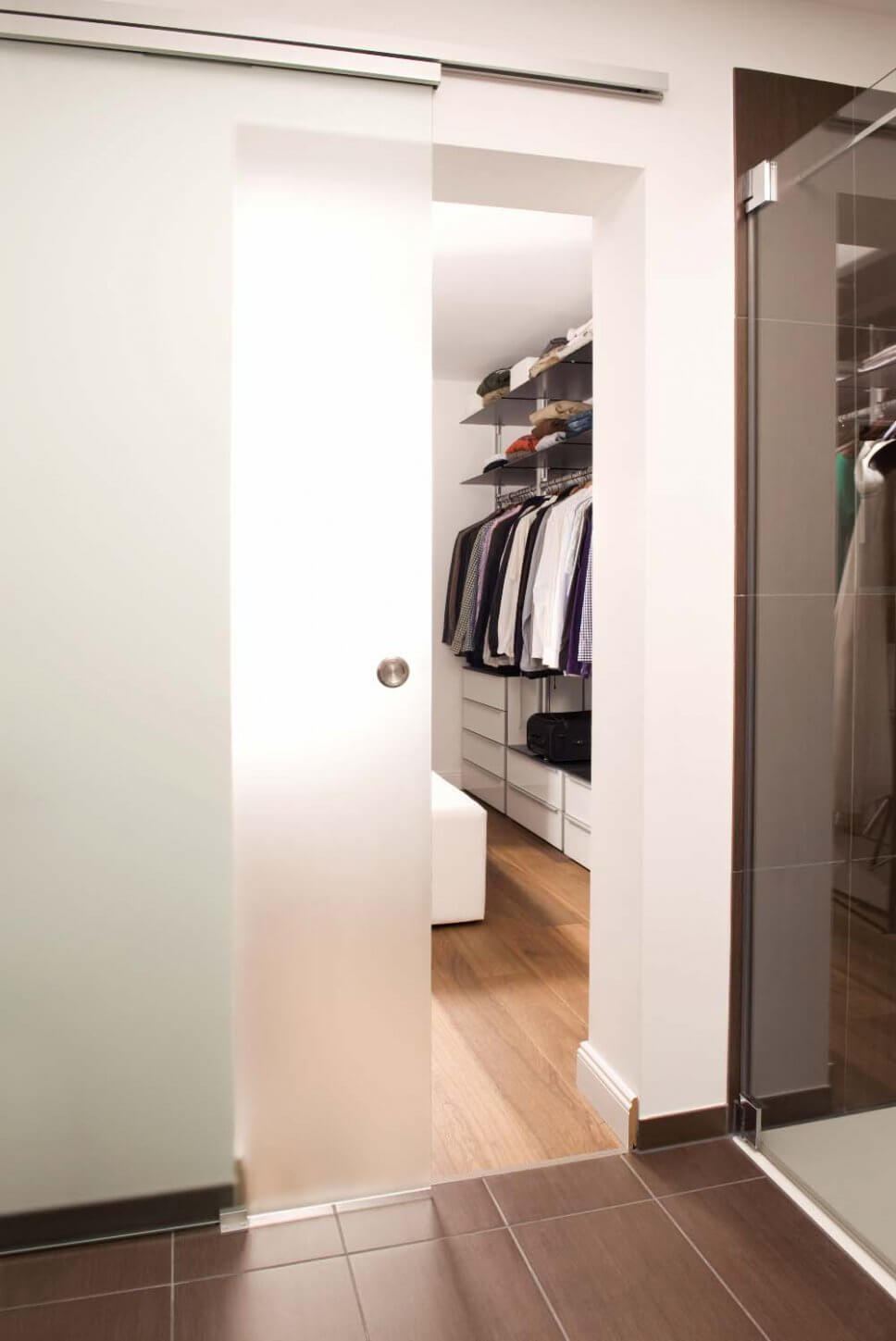 Modern eingerichteter begehbarer Kleiderschrank