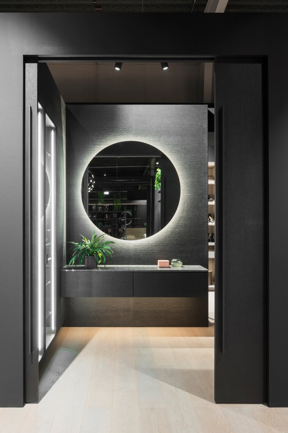 Modern eingerichteter begehbarer Kleiderschrank