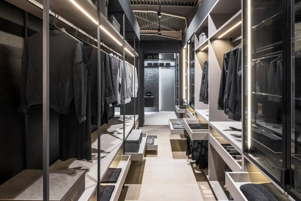 Modern eingerichteter begehbarer Kleiderschrank