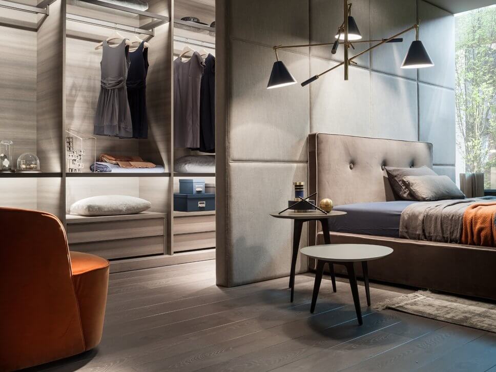 Modern eingerichteter begehbarer Kleiderschrank