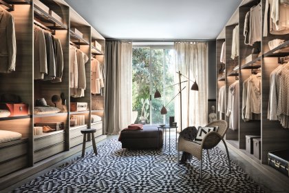 Modern eingerichteter begehbarer Kleiderschrank