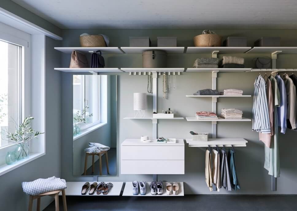 Modern eingerichteter begehbarer Kleiderschrank