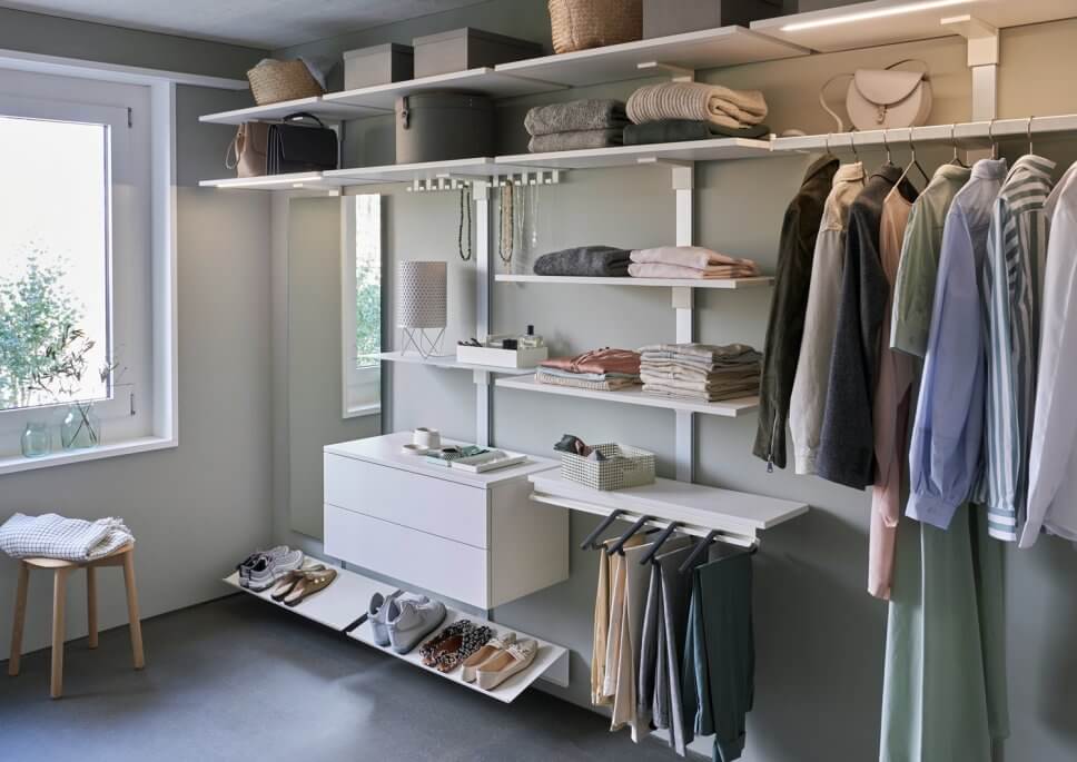 Modern eingerichteter begehbarer Kleiderschrank