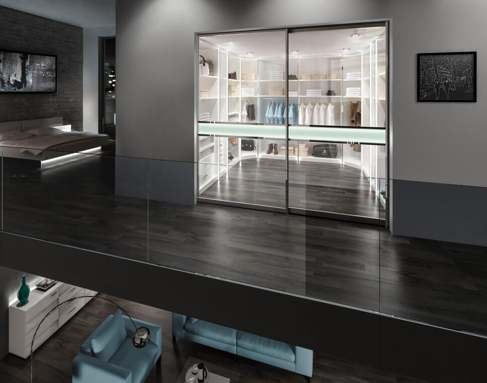 Modern eingerichteter begehbarer Kleiderschrank