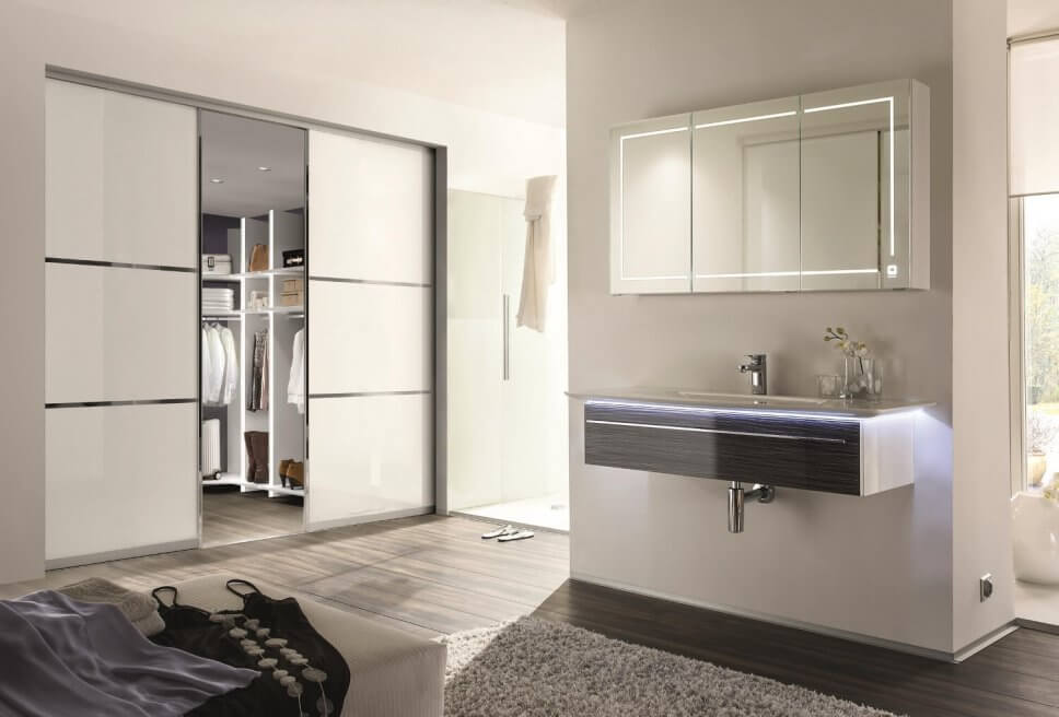 Modern eingerichteter begehbarer Kleiderschrank