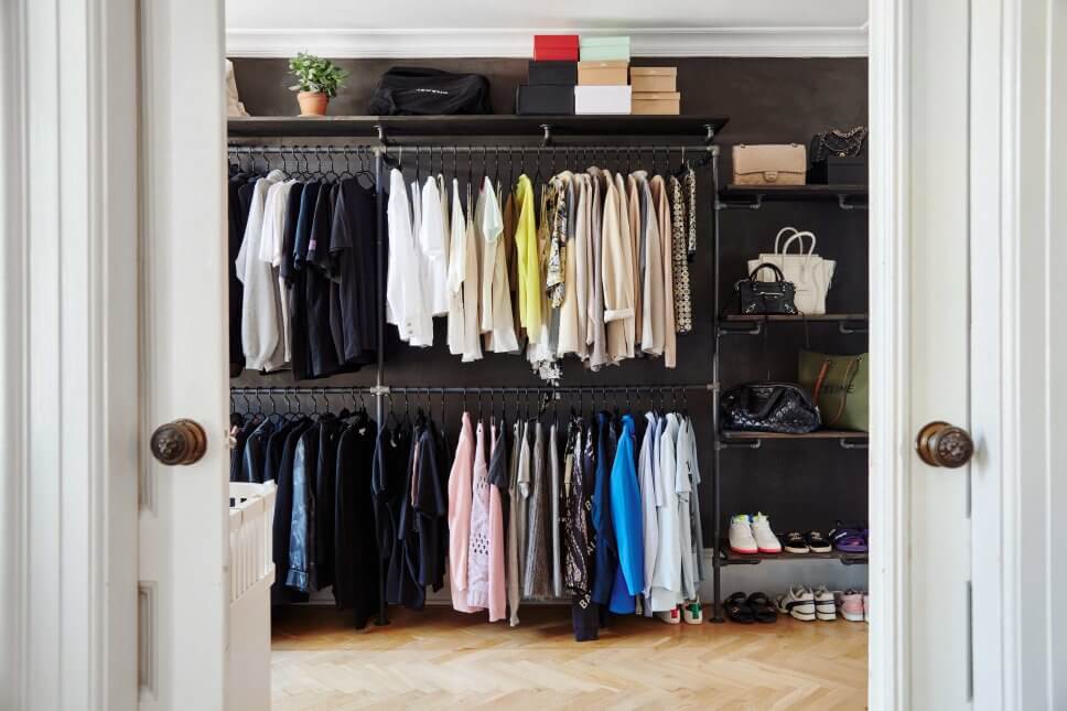 Modern eingerichteter begehbarer Kleiderschrank