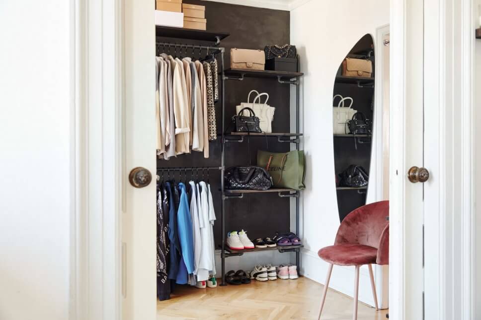 Modern eingerichteter begehbarer Kleiderschrank