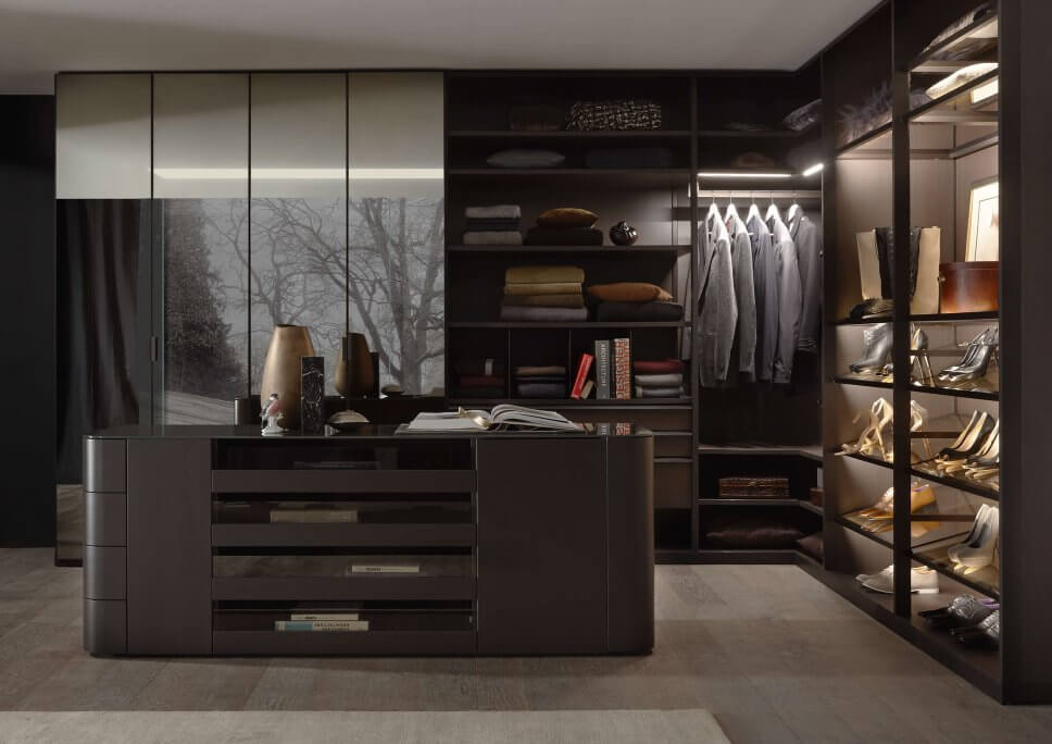 Modern eingerichteter begehbarer Kleiderschrank