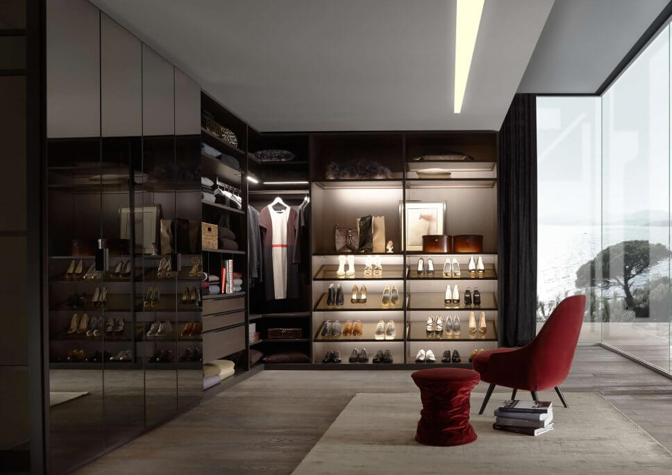 Modern eingerichteter begehbarer Kleiderschrank