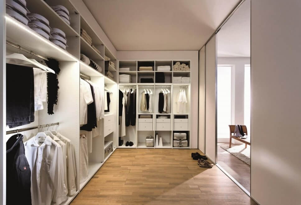 Modern eingerichteter begehbarer Kleiderschrank
