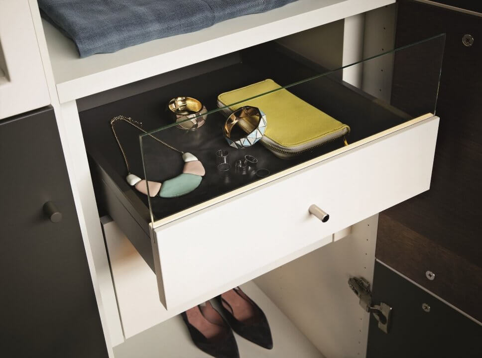 Modern eingerichteter begehbarer Kleiderschrank