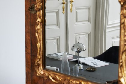 Mit skandinavischem Designermöbel modern eingerichtete Altbauwohnung