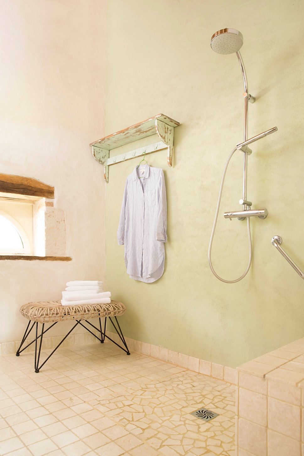 Farbenfroh und nostalgisch eingerichtetes Badezimmer in altem französischen Landhaus