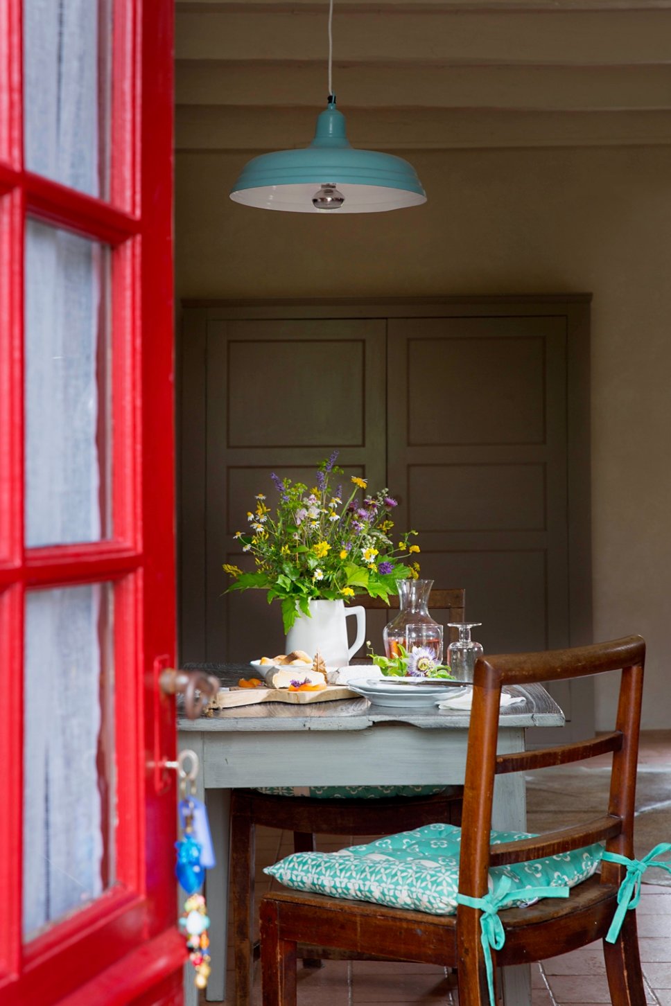 Farbenfroh und nostalgisch eingerichtetes Esszimmer in altem französischen Landhaus