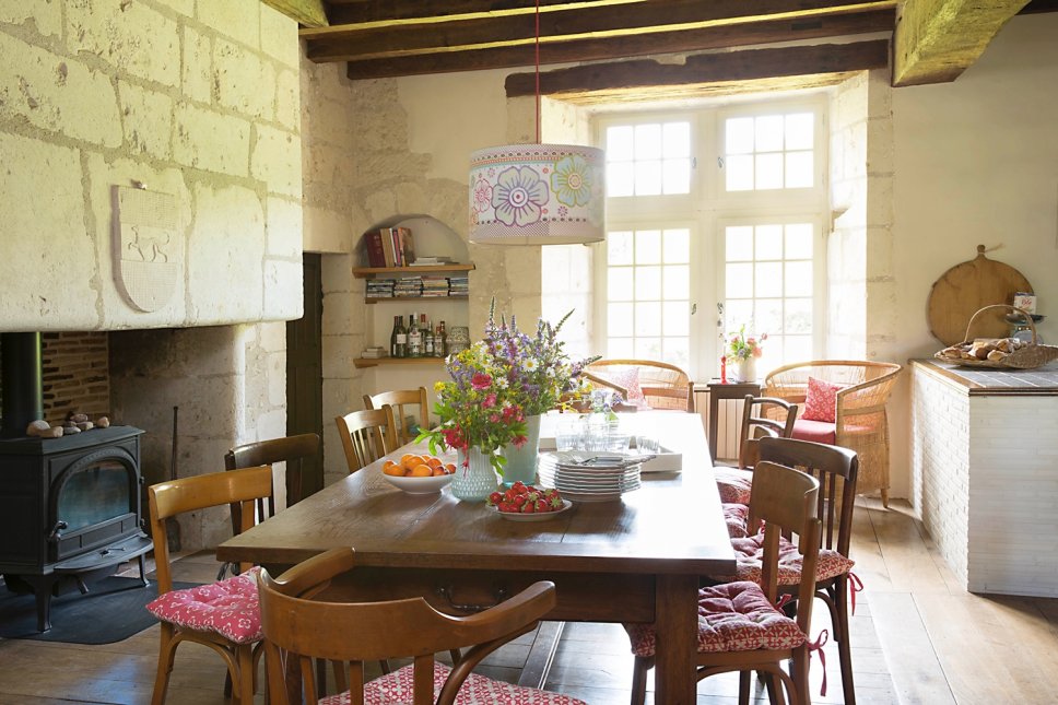 Farbenfroh und nostalgisch eingerichtetes Esszimmer in altem französischen Landhaus