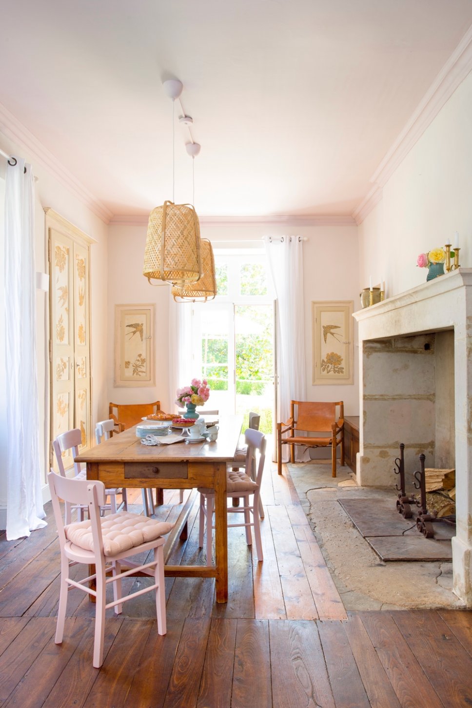 Farbenfroh und nostalgisch eingerichtetes Esszimmer in altem französischen Landhaus