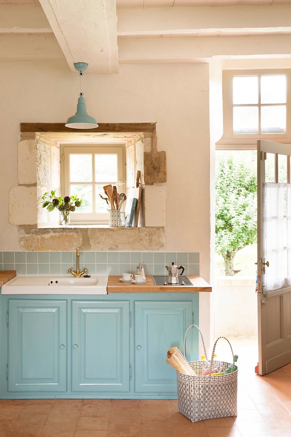 Farbenfroh und nostalgisch eingerichtete Küche in altem französischen Landhaus